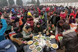 辽宁酒席现场，一人喝光茅台连做3事遭“轰”，3万礼金强退，咋了图片