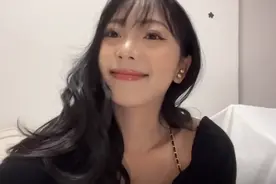 哭笑不得！云南一女孩精致装扮后与闺蜜逛街，结果被喊回家喂猪图片