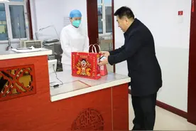 吕梁市中医院领导除夕夜慰问在岗职工图片