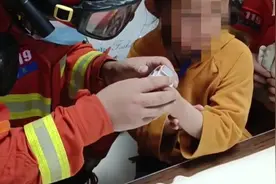小孩儿手指被卡保温杯瓶盖 三门峡消防紧急处置图片