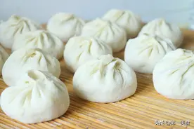 蒸包子时，“开水蒸”和“冷水上锅”区别挺大，用对方法很关键图片
