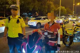 太原一辆摩托快速由东向西行驶且排气噪音巨大，到达执勤点时，民警发现该车有非法改装嫌疑图片