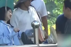 不怕唐嫣吃醋？罗晋拍戏休息时把腿搭在“谋女郎”张慧雯腿上，有说有笑，被吐槽“没有已婚男的分寸感”图片