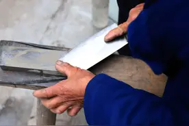 无论家里菜刀有多钝，只需一招，瞬间锋利如新，看完记得告诉家人图片