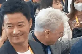 吴京来安徽看老丈人和妈姨，网友：喝几百元一瓶的普通酒，接地气图片