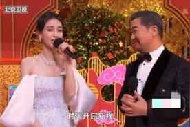 85花跨界主持卫视春晚！baby搭档张国立不怯场，唐嫣甜美可爱图片