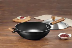 利用炒菜时在铁锅中游走的小水滴，中国科学家制作出了液滴蒸汽机图片