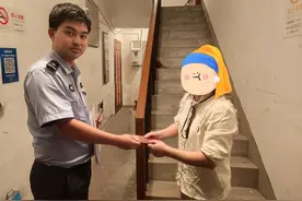 孩子“幼升小”，户口簿上却字迹模糊，妈妈连夜求助派出所图片