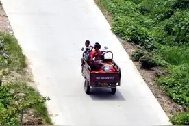 行驶在农村田间地头的电动三轮车，没有牌照怎么办？图片