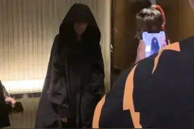 张天爱曝录音后首现身！披超大黑色斗篷全程低头，男方被曝吃软饭图片