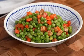 简单、下饭的【肉粒炒豌豆】，这么做一点儿不炸锅~图片