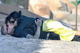 卡戴珊大姐与老公沙滩激吻，贴贴拥抱好甜蜜，穿吊带裙大秀事业线图片