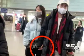 苏醒一家三口现身机场，与廖语辰十指紧扣，儿子眉清目秀颜值高图片