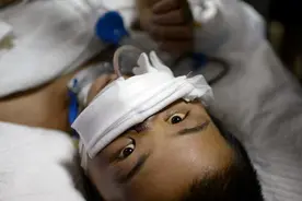 山东男孩被高压枪塞入肛门充气，五脏瞬间俱裂，同事：玩笑而已！图片