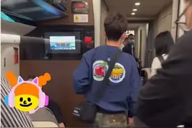 何炅乘坐高铁被偶遇，头发浓密穿搭时尚，背影年轻如同二十岁小伙图片