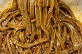 逛超市，这5款速食多囤点，口味独特，比康师傅好吃，便宜又实惠图片