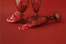 中国红人物动漫壁纸，红色还附有一种喜庆吉祥的寓意图片