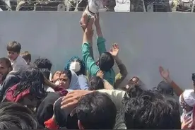 美军救两个月大婴儿？真相打脸太疼图片