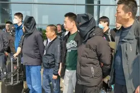 拿着假行驶证去“代扣分”？图片