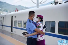 坐着高铁看贵州丨贵广线上铁路小夫妻眼中的“贵州速度”图片