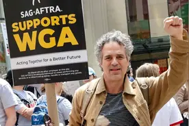 见证历史！好莱坞16万人爆史上最大罢工！唐尼等巨星首映当场离席图片