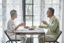 67岁大妈：虽然再婚老伴退休金1万，可半年后，我还是和他分手图片