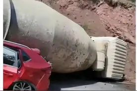 四川一罐车侧翻碾压小车，3人不幸遇难图片