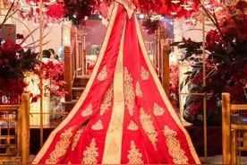 国外网友被中式婚礼震惊，加拿大网友：这不是女帝登基的仪式吗？图片