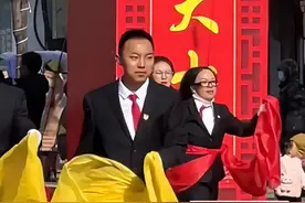 “谁出的馊主意？真棒！”公职人员上街扭秧歌，被迫营业有点好笑图片