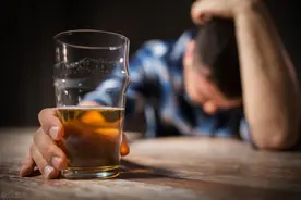 一个男人喝醉了就会找你，这代表什么图片