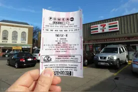 夫妇买彩中20亿巨奖现身兑 一次性领走损失10亿图片