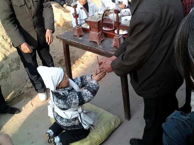 鞠躬礼的正确做法（上门吊丧）