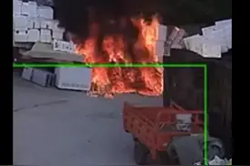 广东惠州 男孩放鞭炮扔进废品堆瞬间起大火，仅两分钟大火就将整个废品堆烧个精光图片