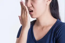 刷牙时要“刷舌头”吗？提醒：可能是搞错了，口臭才会一直存在图片