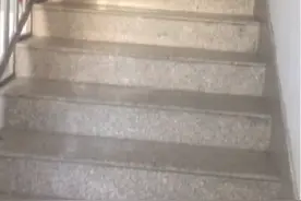 倆熊孩子疫情居家跑动惊扰楼下产妇，双方矛盾升级楼上称遭辱骂殴打，对方否认动手，警方受案调查图片