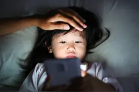 孩子经常晚睡，最后会怎样？提醒：除了变矮，还有5个后果在等着图片