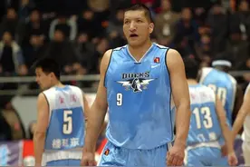 巴特尔：三大中锋之一，CBA无冕之王，最幸运的事：娶大10岁妻子图片