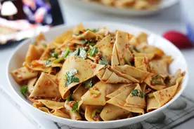 麻辣十足的家常小吃，细腻弹牙，一次吃一大盘都不过瘾图片