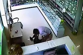 药店医生急救老人压断12根肋骨，家属索要10万赔偿，法院咋判图片