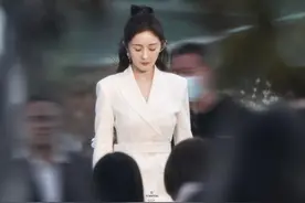 杨幂穿束腰西装气场全开！前凸后翘身材苗条，造型飒气十足颜值高图片