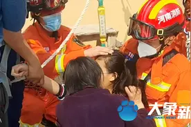 河南消防员抓女孩马尾高空救人 事后举动暖哭网友 当事人：怕抓疼她图片