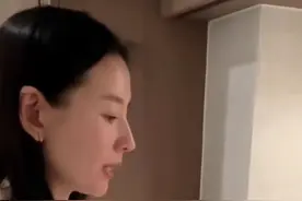 董洁自家豪宅秀厨艺，13岁儿子出镜连给“差评"，母子关系引热议图片