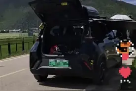 网红老太在路边搭帐篷致堵车，还与几名男女大打出手！官方通报图片