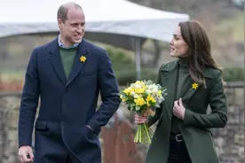 威廉夫妇穿情侣毛衣做蛋糕，凯特做完满脸得意的挑衅丈夫，太有爱图片