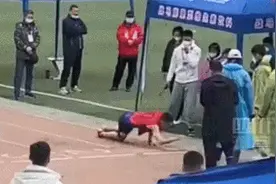 新疆男孩体考受伤跌倒 双膝跪地爬向终点图片