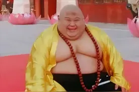 山东小伙体重300斤，酷似弥勒佛，成名后被富婆包养，供在家中图片