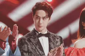 脱离精修后的王一博，跨年晚会暴露他的缺点，引发脱粉图片