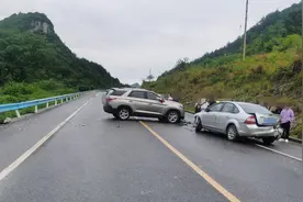 雨天路上，车辆失控漂移！驾驶员：我驾照刚拿两天图片