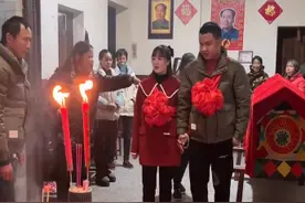 罕见！湖南新人在灵堂举办婚礼，知情人：习俗，否则三年不能结婚图片
