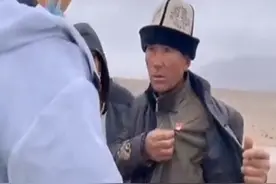 亮出党员徽章的“新疆大叔”，去北京看升旗啦！图片